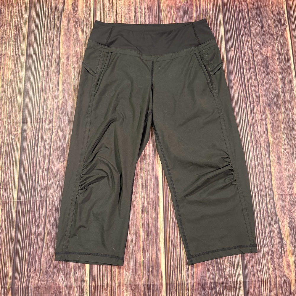 Lululemon Mid Rise Cropped Capri Pants w/ Tick Stretchy Waistband Size 4 Black